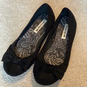 American Eagle flats in black